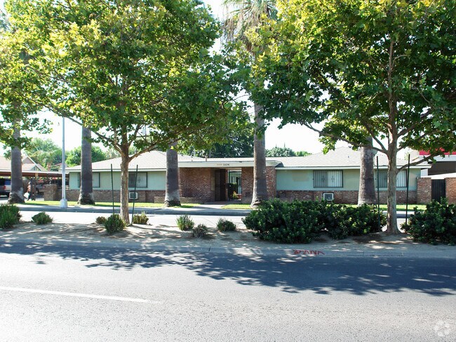 Building Photo - 3336 E Ventura Ave