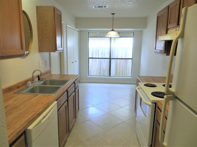 Building Photo - 13826 Fairway Hedge