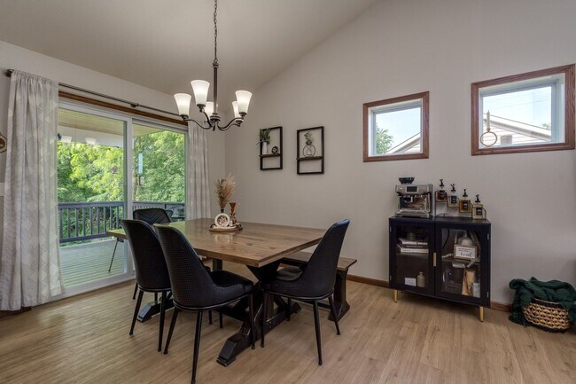 Building Photo - Stunning rambler on Tanager Road!