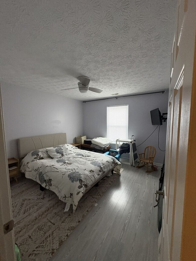 Building Photo - 3044 Village Park N Dr