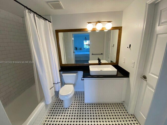 Building Photo - 3500 Coral Wy