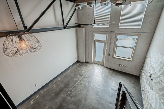 Building Photo - Industrial 1BD, 1BA Loft in Arts District ...