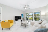 Building Photo - 2801 N Palm Aire Dr
