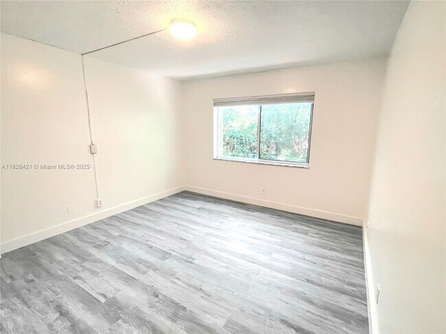 Building Photo - 1250 Miami Rd