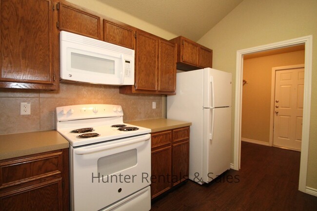 Building Photo - Spacious Two-Bedroom!