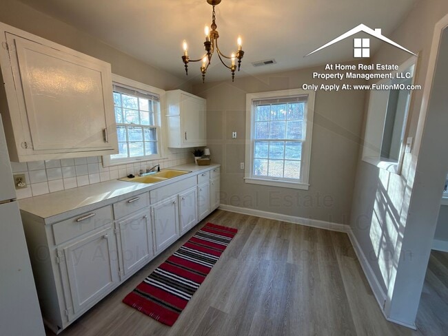 Building Photo - 715-709 W 7th St