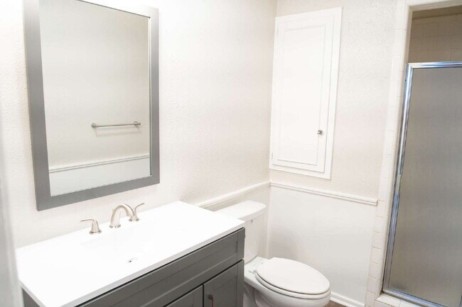 Building Photo - Updated 3 Bed 2 Bath Duplex!!