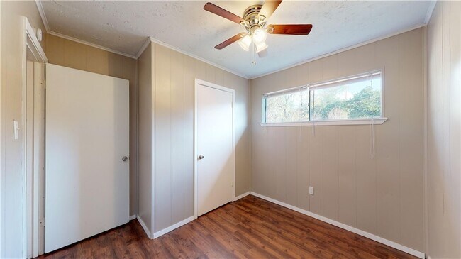 Building Photo - 204 Lynn Dr