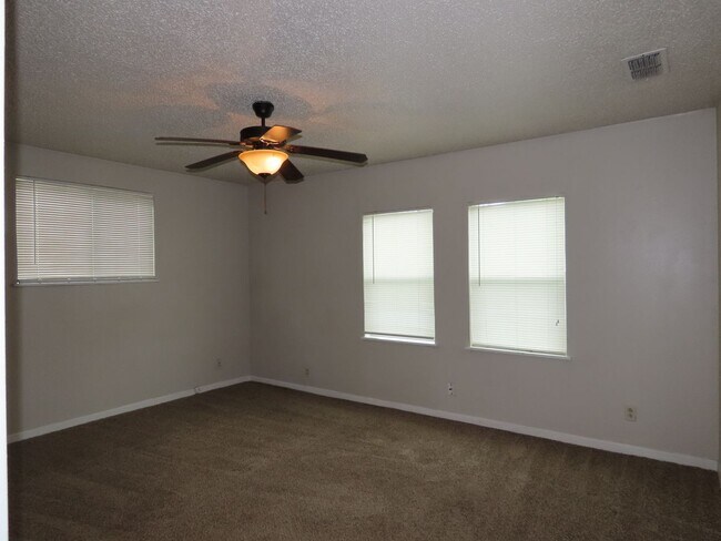 Building Photo - Charming 3 Bedroom, 2 Bath Home w/Den!