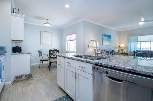 Building Photo - Fully Furnished - 2 bed 2 Bath villa - South Sarasota