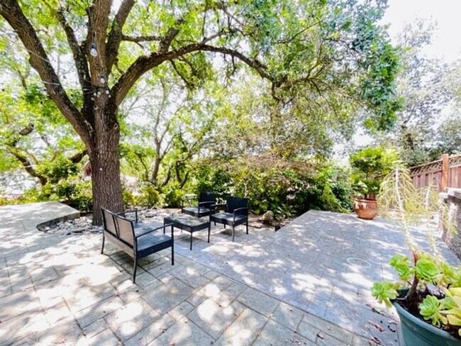 Building Photo - FURNISHED!!! Charming 2BD/1BA Single-Story...