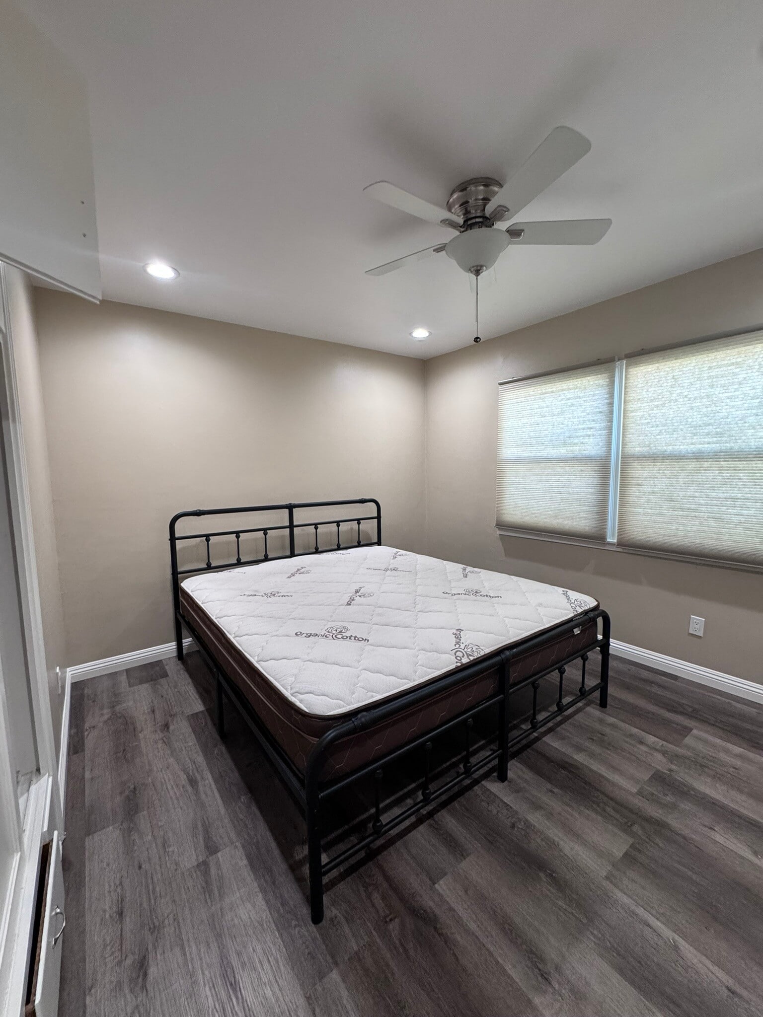 Primary Bedroom - 725 N Mariposa St