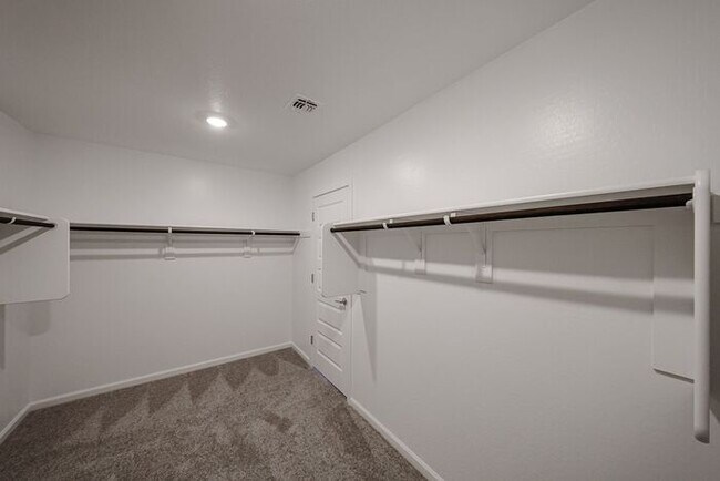 Building Photo - NEW 5 BEDROOM 3 BATHROOM HOME AVILABLE FOR RENT!