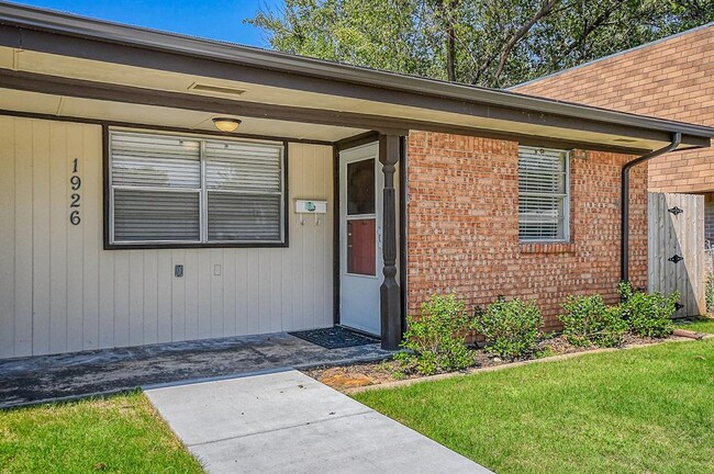 Building Photo - 1926 Cherokee Ln