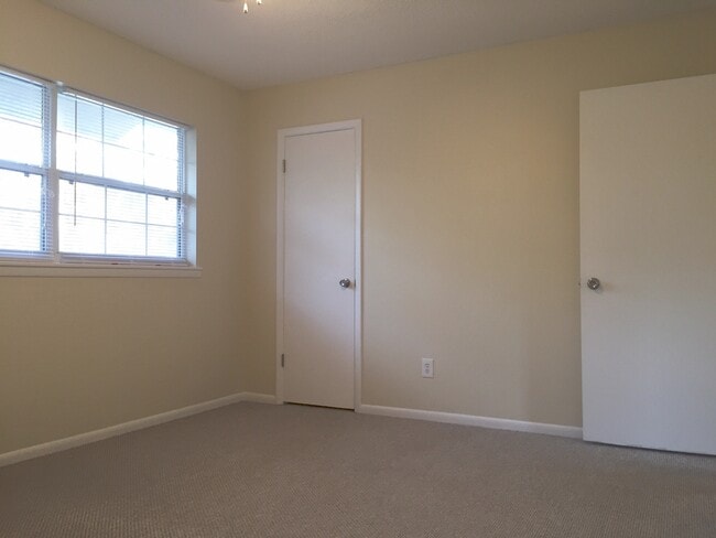 Building Photo - 2 Bed 1.5 Bath two story condo.