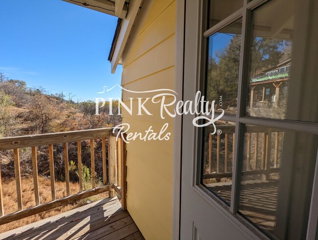 Building Photo - Cozy Triplex in Desirable Manitou Springs!