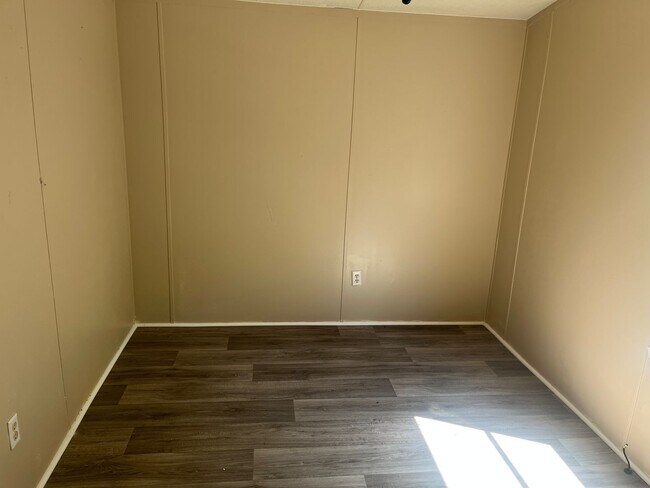 Building Photo - 3 Bed, 1 Bath Trailer