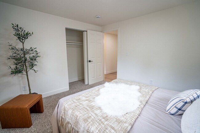 Building Photo - Charming Fully Remodeled 2 Bedroom, 1 Bath Duplex