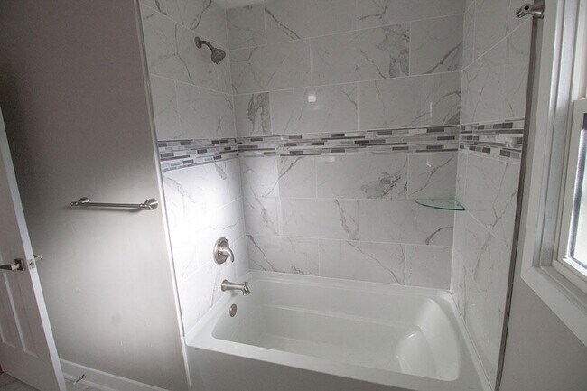 Building Photo - 715 Bluffdale Dr