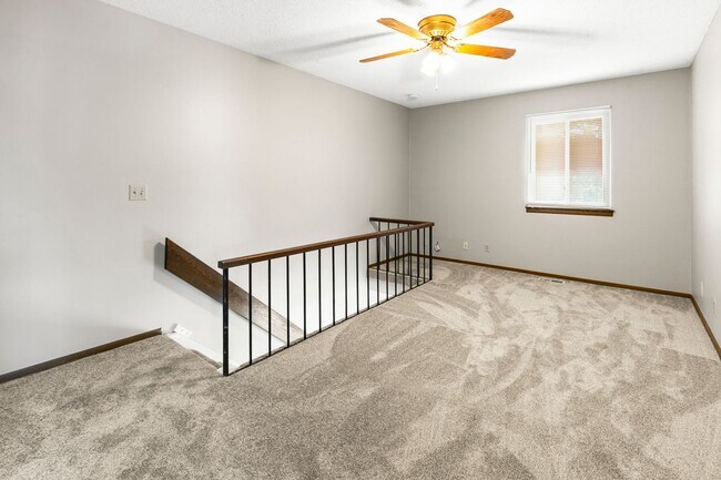 Building Photo - Spacious 3 Bedroom/ 3 Bath Townhouse