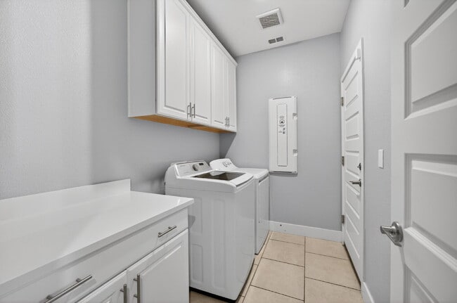 Building Photo - Charming 3-Bedroom Haven in Elk Grove with 2 Full Baths and 1603 Sq Ft of Comfort!