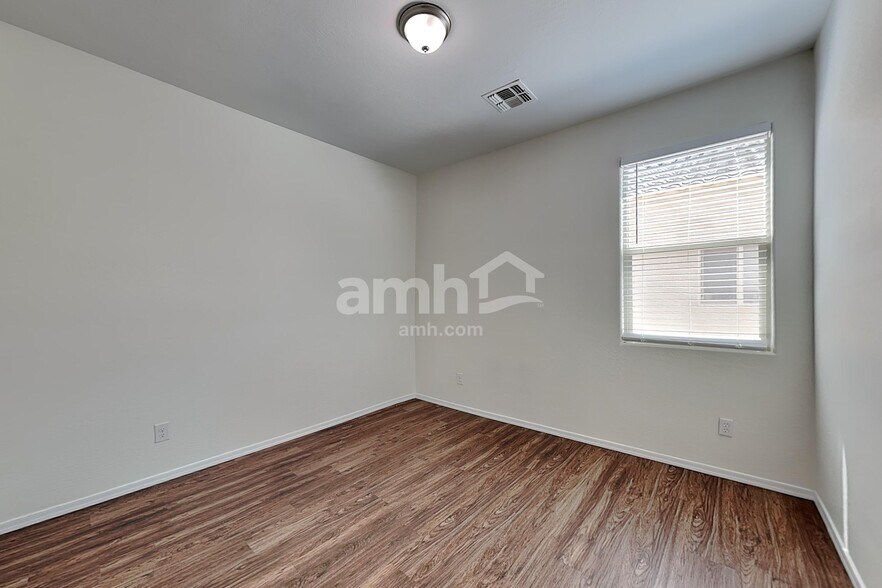 Building Photo - 4610 E Fire Opal Ln