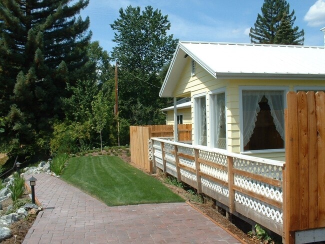 Building Photo - Charming 4 bedrooms, 2 bath on the RIVER w...