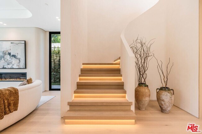 Building Photo - 16723 La Maida St