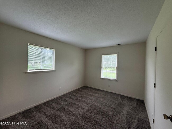 Building Photo - 105 Royal Ct