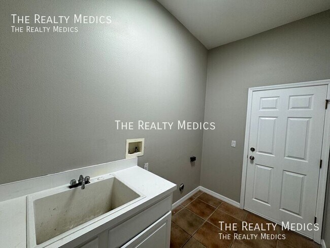 Building Photo - 2521 Roat Dr