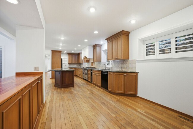 Building Photo - Spectacular 2 story home w/pool in Round Hill Country Club