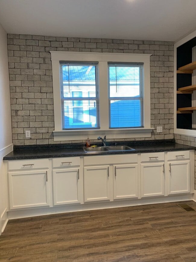 Building Photo - 2 Bed/2 Bath- Newly Renovated!!