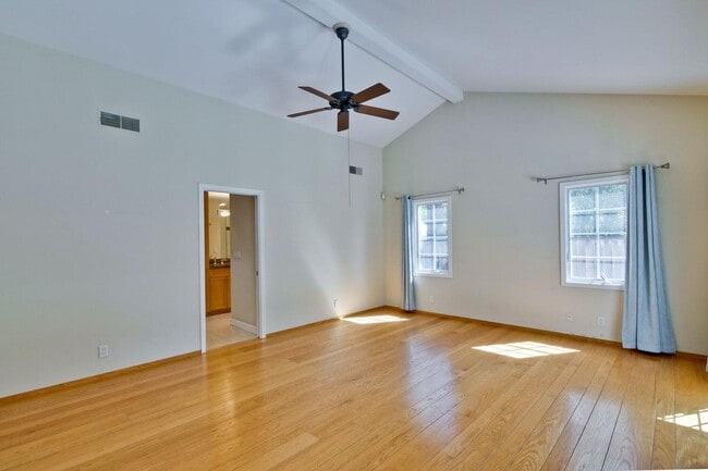 Building Photo - Beautiful 4 bedroom, 3 bath in desirable C...
