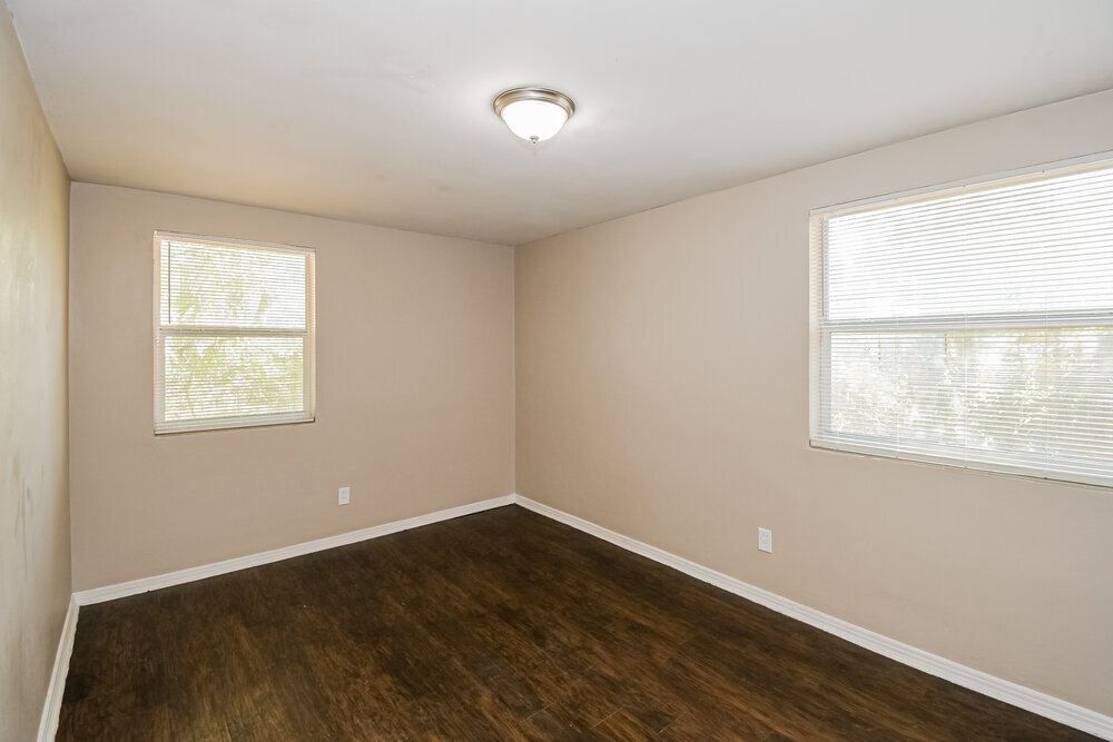 Building Photo - 908 Deerwood Cir S