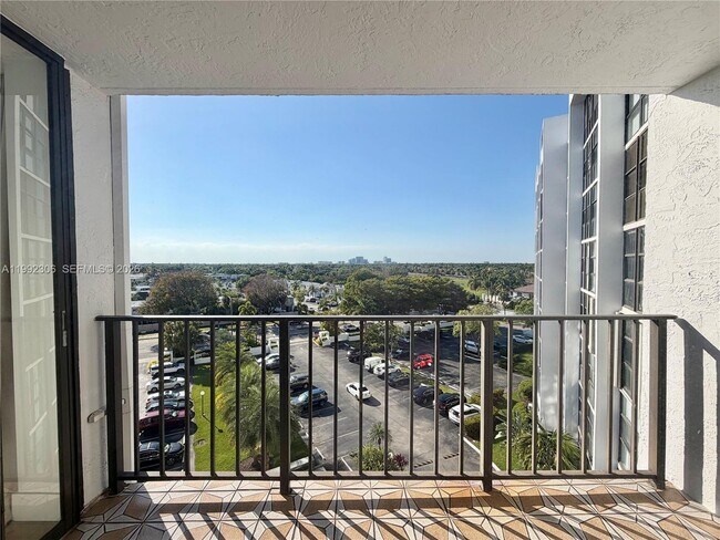 Building Photo - 1000 Parkview Dr