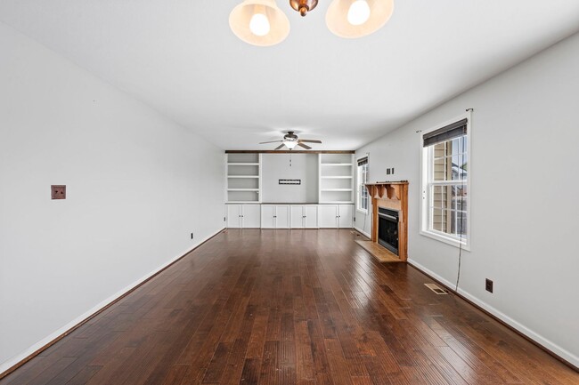 Building Photo - Spacious 3BR Home with Bonus Room, Fireplace & Fenced Yard