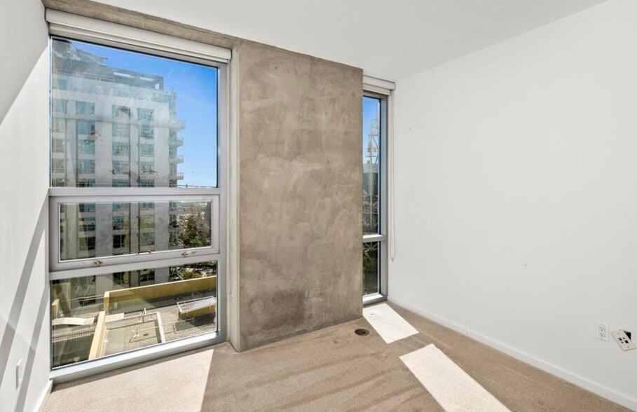 Building Photo - 321 10th Ave