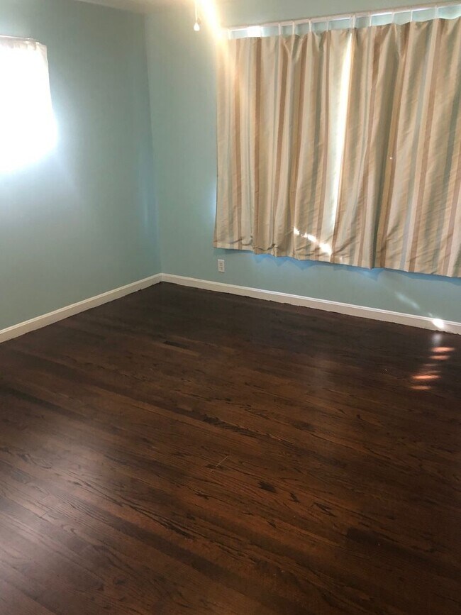 Building Photo - Nice 4 Bed 2.5 Bath House! Available July 2026!