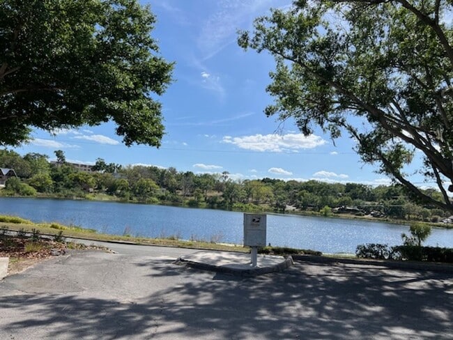 Building Photo - Sunnyside Lakeview 2br/2ba Apartment