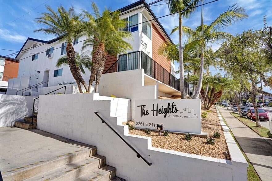 Building Photo - The Heights at Signal Hill