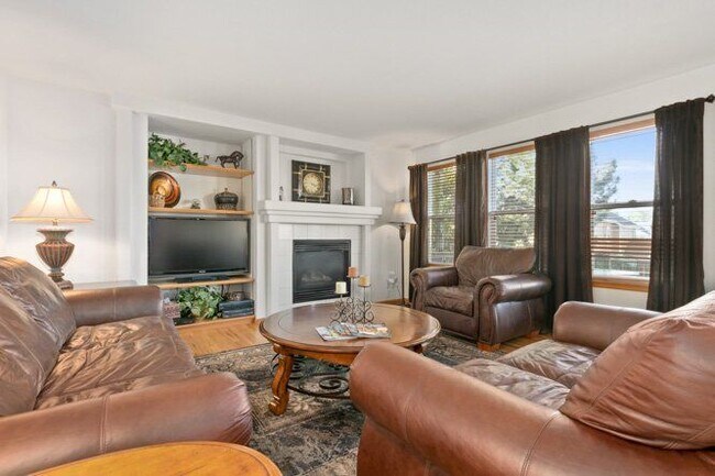 Building Photo - 829 W Sparrow Hawk Dr