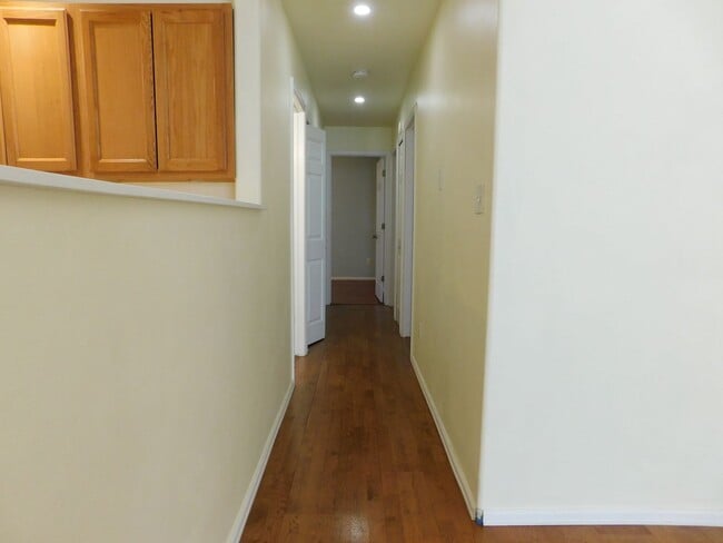 Building Photo - Spacious Home in Fruitvale