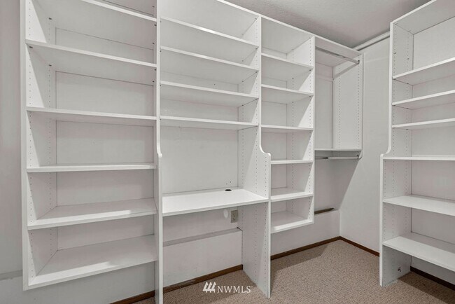 Building Photo - Oversized 4 Bedroom 3 Bathroom Home- Picni...