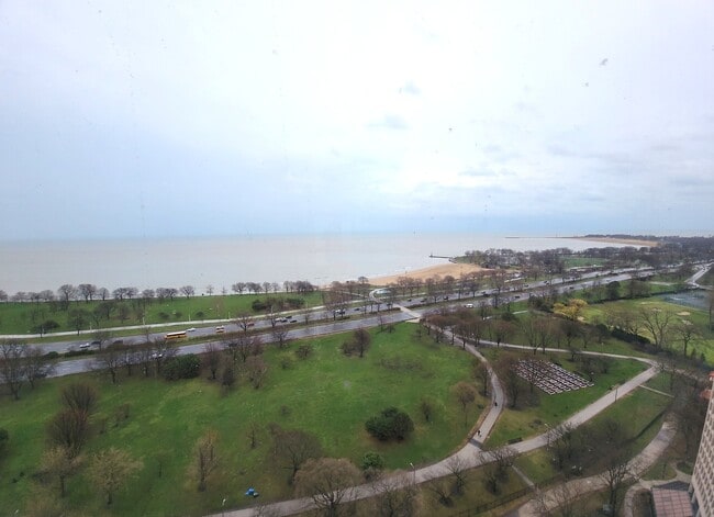 Building Photo - 5415 N Sheridan Rd