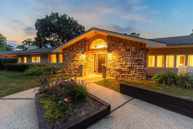 Building Photo - 208 Brookdale Ln