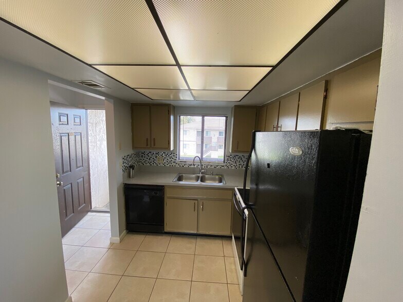 Building Photo - 1554 University Lane