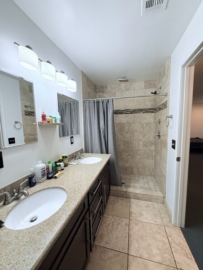 Building Photo - 4213 N Westview Dr