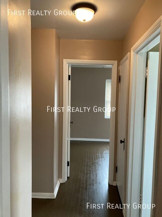 Building Photo - 16 W. Maplewood-#3