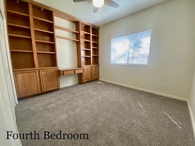 Building Photo - SPACIOUS HOME FOR RENT!
