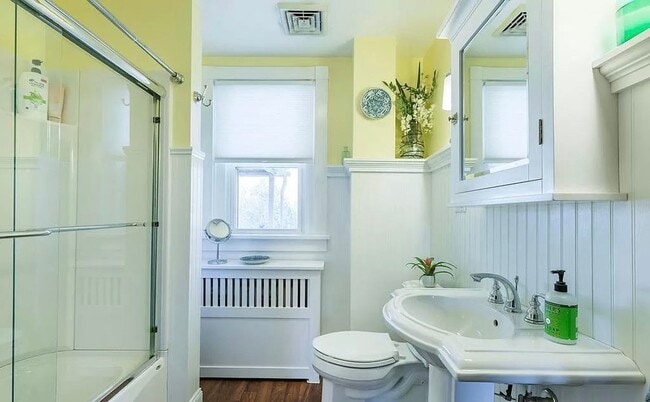 Building Photo - Spacious 4-Bedroom Home with Sunroom, Garage & Private Driveway!